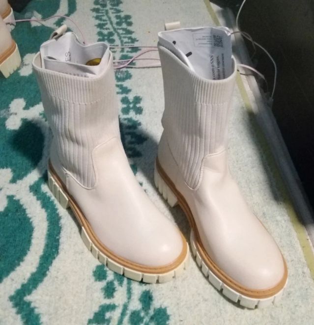 Botas novas nunca usadas tenho dois pares  n39 e número  40