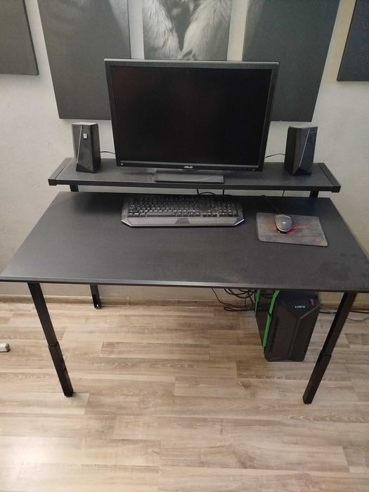 Zestaw gamingowy - biurko, komputer, monitor