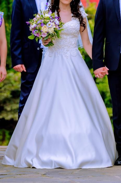 продам весільну сукню