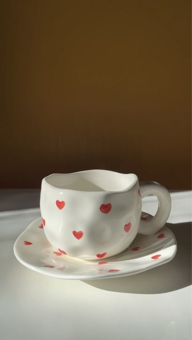 Чашка з блюдцем у пастельному дизайні