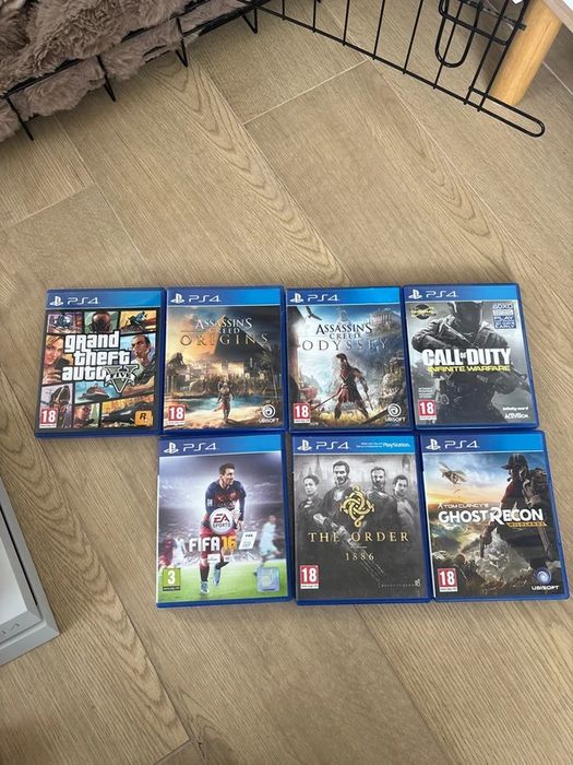 PlayStation 4 Branca com 7 Jogos e 2 Comandos