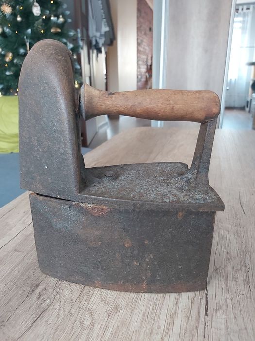 Żelazko z kominem zabytkowe
