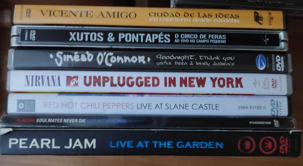 Conjunto de CDs e DVDs.