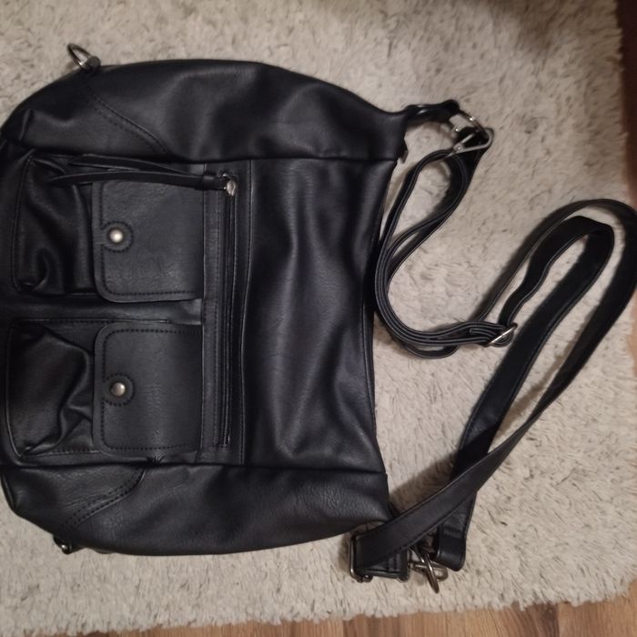 Czarna torebka z dużą ilością kieszeni