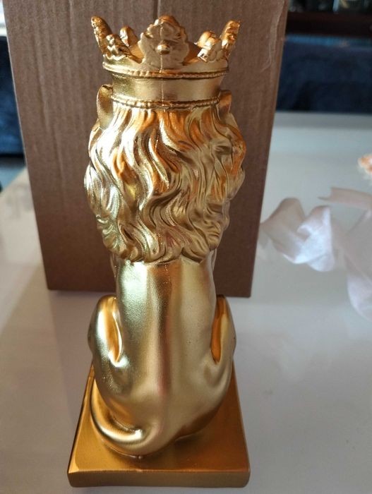 Estatueta do Leão em dourado nova com a sua caixa ,mede 15cm