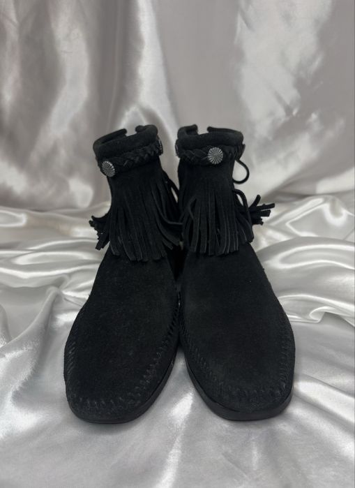 Botki Minnetonka czarne zamszowe z frędzlami frędzelkami boho