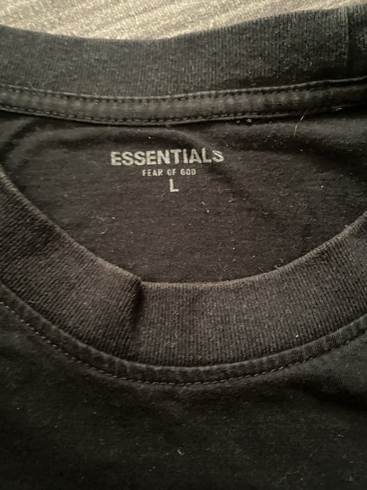 продам футболку essentials