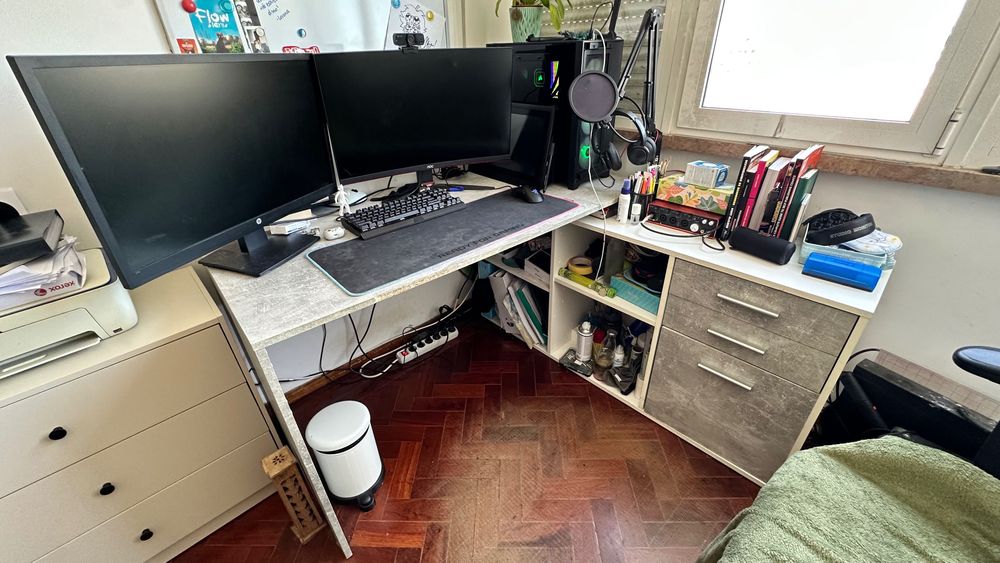 Mesa de escritório com estante incorporada