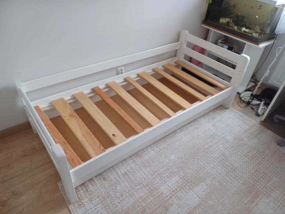Łóżko dziecięce dł. 1m 80 cm (drewniane)