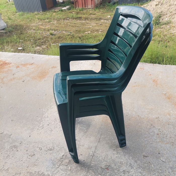 Стільці садові зеленого кольору.