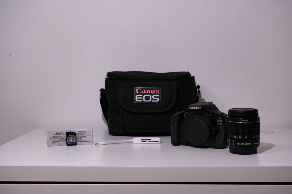 Câmara Fotográfica Canon EOS 600D c/ 18-55mm f3.5-5.6 + Extras
