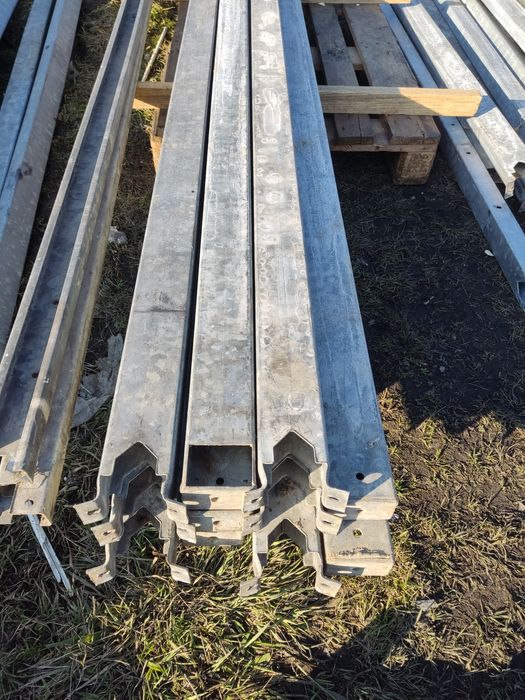 Słup stalowy ocynkowany, długość 3,7m, profil zamknięty 90x60x3