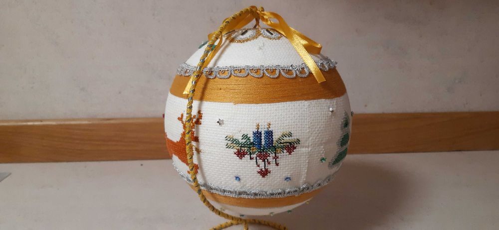Niepowtarzalna bombka haftowana 20 cm na stojaku