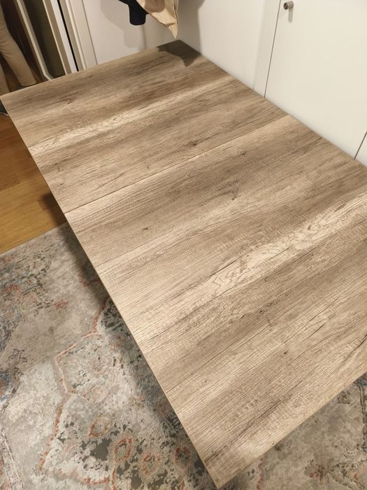 Mesa de jantar em madeira