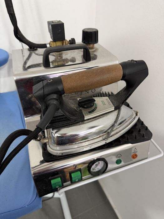 Sistema de Engomar Profissional Battistella - Caldeira (2.8 L) e Mesa com base aquecida e unidade de vácuo incorporada