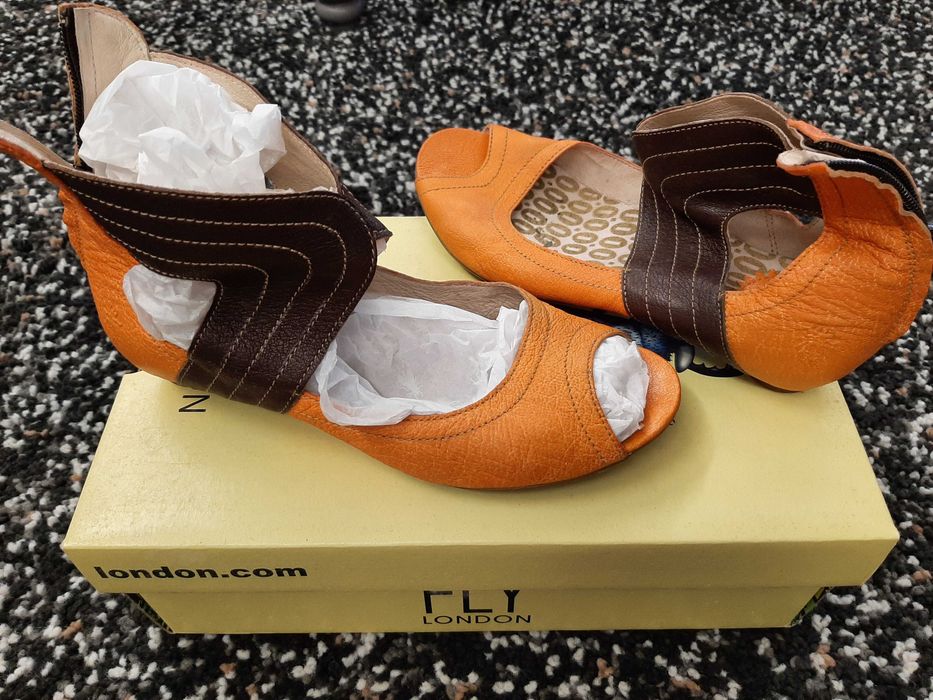 Sandálias laranja e castanhas,  Fly London.