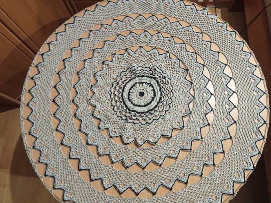 В’язана гачком скатертина ручної роботи