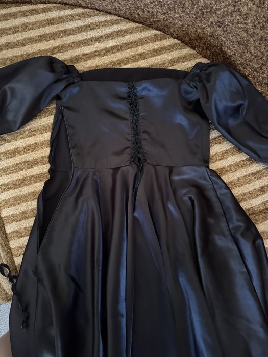 Дуже красива сукня з чорного атласу