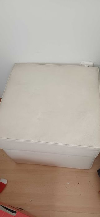 Sofá com puf e pés em inox