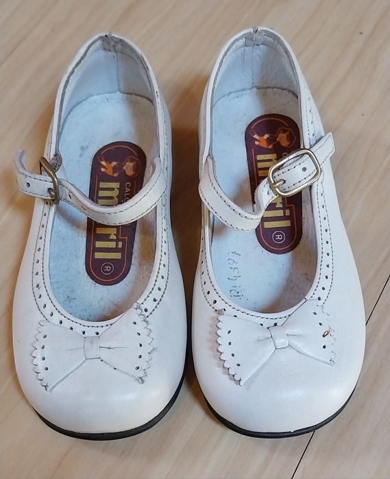 Sapatos de menina antigos em couro fabrico português