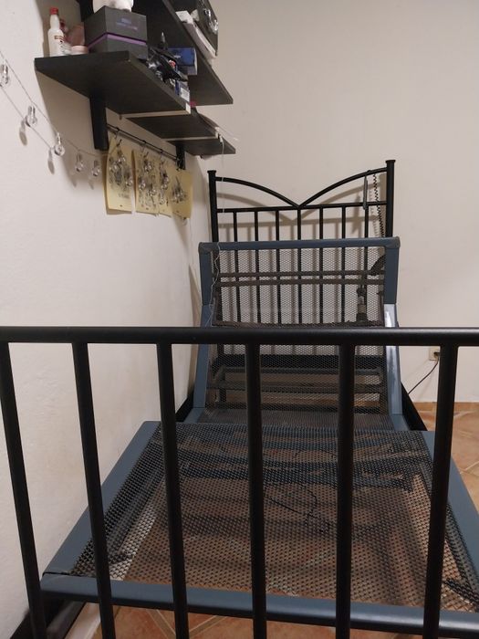 cama elétrica de Auping com estrutura metálica