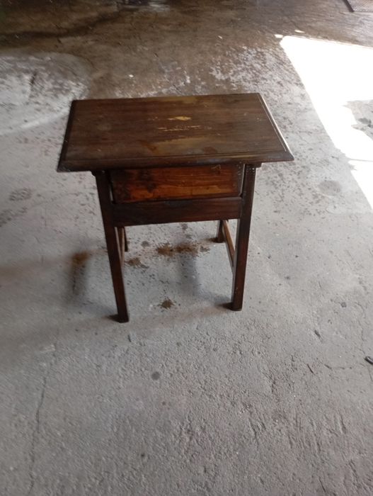 Vendo esta mesa muita bonita bom estado