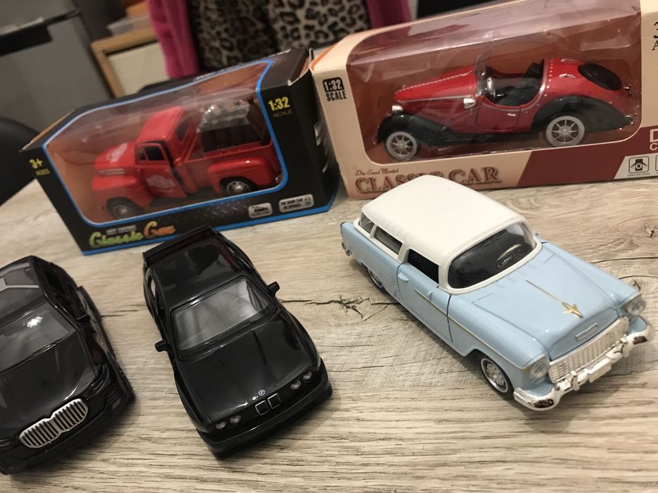 Машинка BMW ,уаз ваз нова у коробці