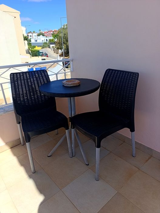 Conjunto mesa + 2 cadeiras