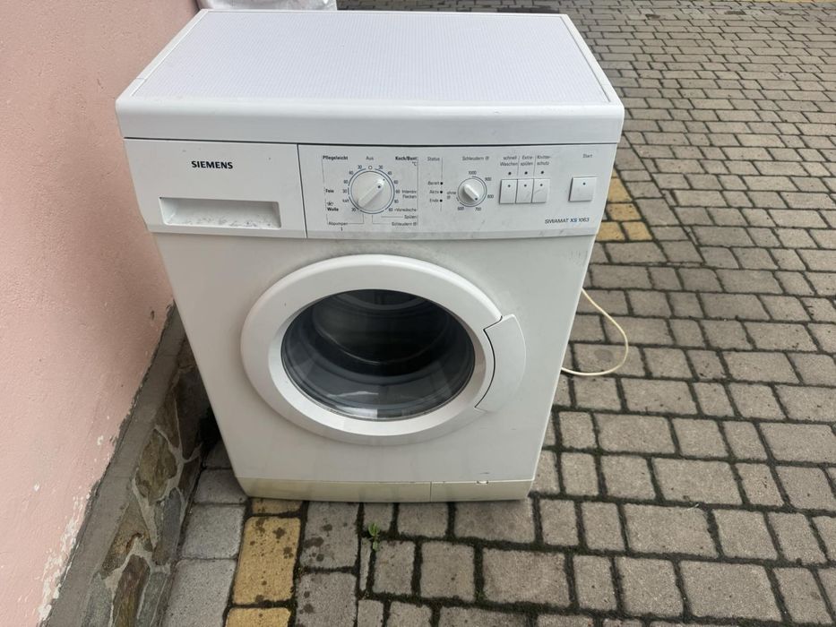 Пральна машина автомат, у робочому стані