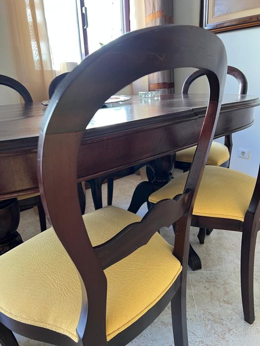 Mesa extensível com cadeiras