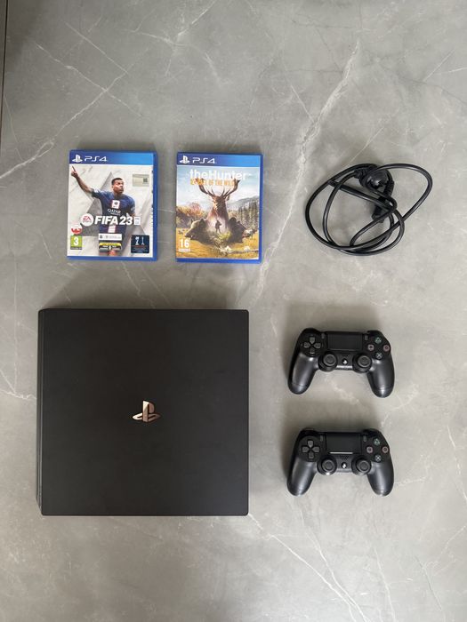 PlayStation 4 Pro 1 TB + 2 pady + 2 gry + oryginalne pudełko