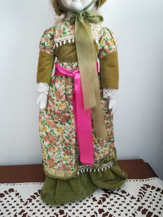 Boneca antiga de porcelana
