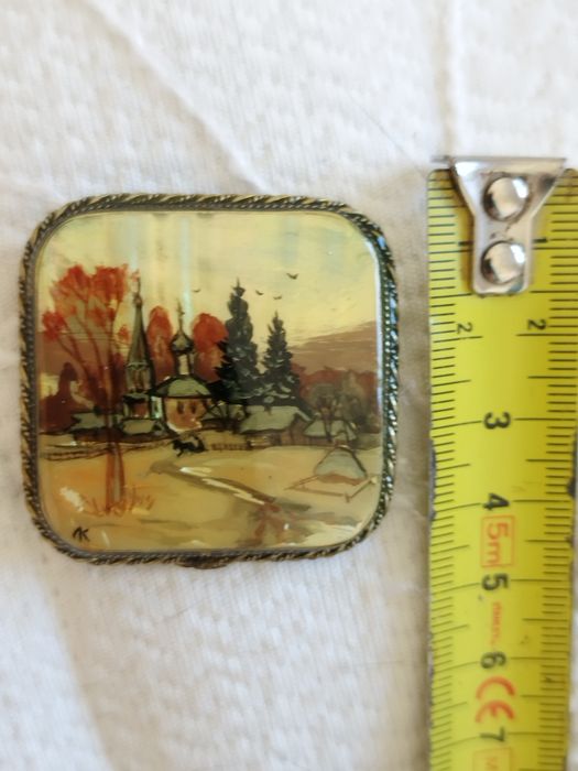 Linda broche vintage pintado à mão em madrepérola.