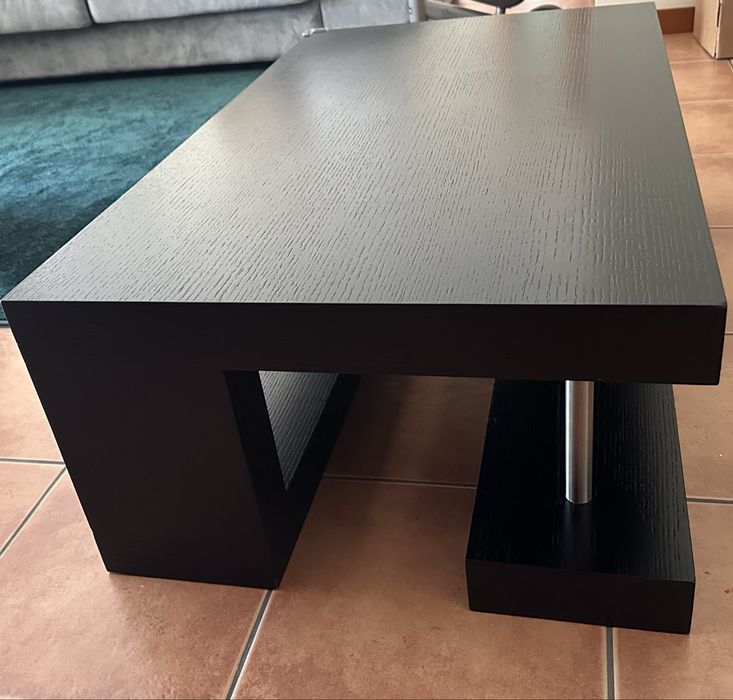 Mobilia de sala com mesa de centro e aparador