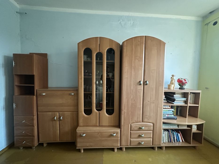 Komplet mebli pokojowych – szafa, witryna, komoda, regał