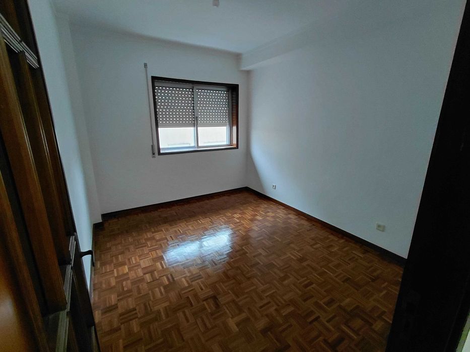Arrenda-se Apartamento T3, Com garagem individual, 3 frentes.