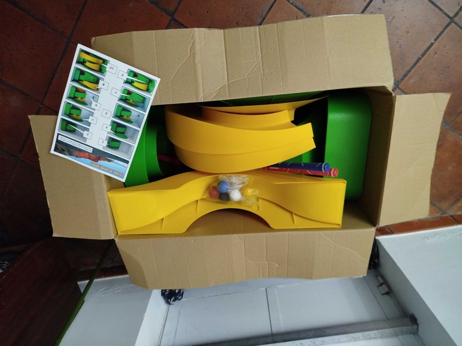 2 Campos Mini Golfe com acessórios, tacos e bolas