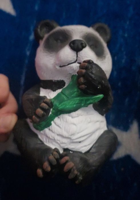 Trzy figurki zwierząt pandy i królik