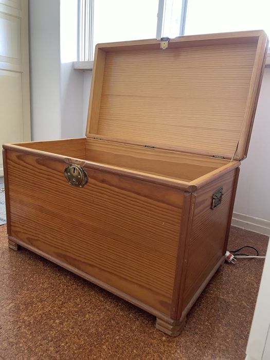 Baú em pinho envernizado