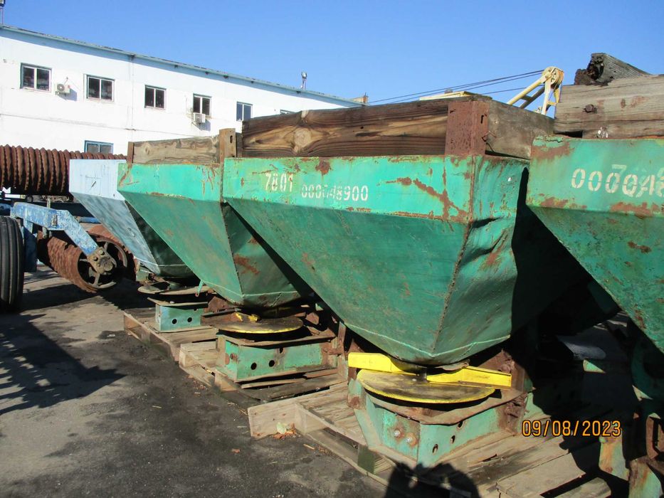 Розкидач мінеральних добрив МВД-1000, МВУ-900, РДМ