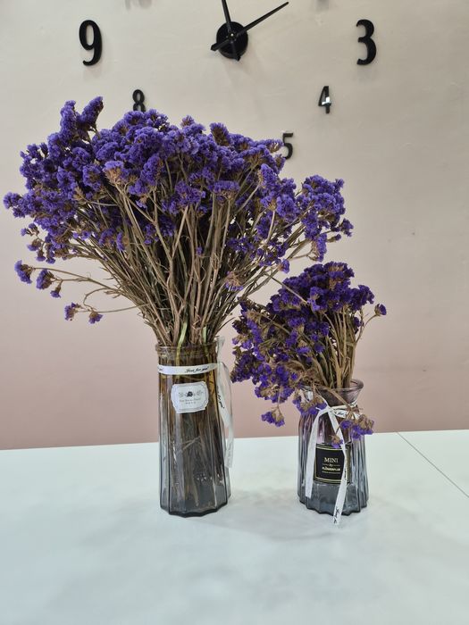 Декор: две стеклянные вазы градиент с фиолетовыми сухоцветами