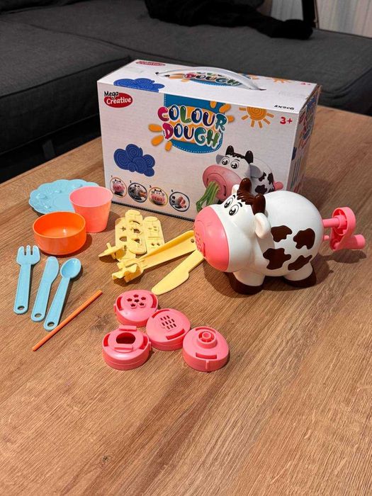 Zestaw Mega Creative Colour Dough Krowa z akcesoriami do ciastoliny