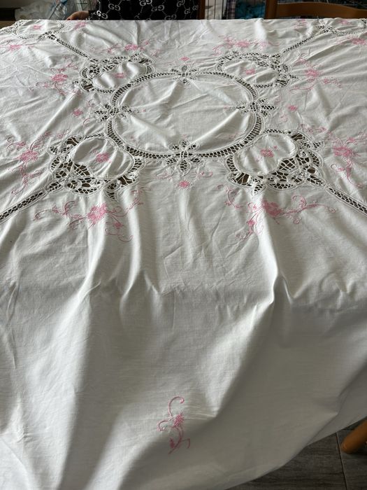 Toalha de mesa bordada a ponto cruz e renda de bruxelas