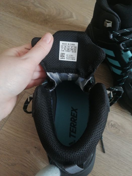 .. Черевики adidas..