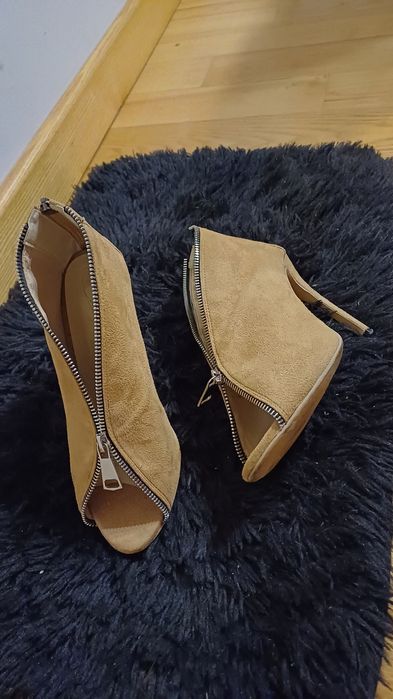 Kremowe buty na szpilce 39