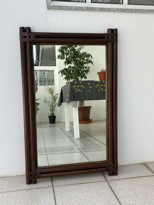 Guarda-roupa de vime com espelho
