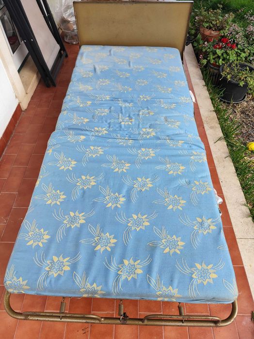 Divã com colchão em metal