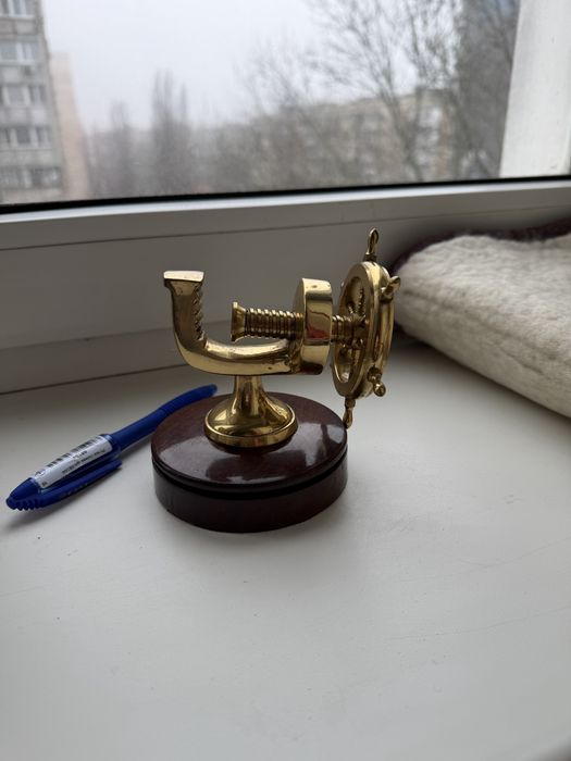 Пресс папье морской штурвал. С зажимом для карточек. Латунь. Дерево.