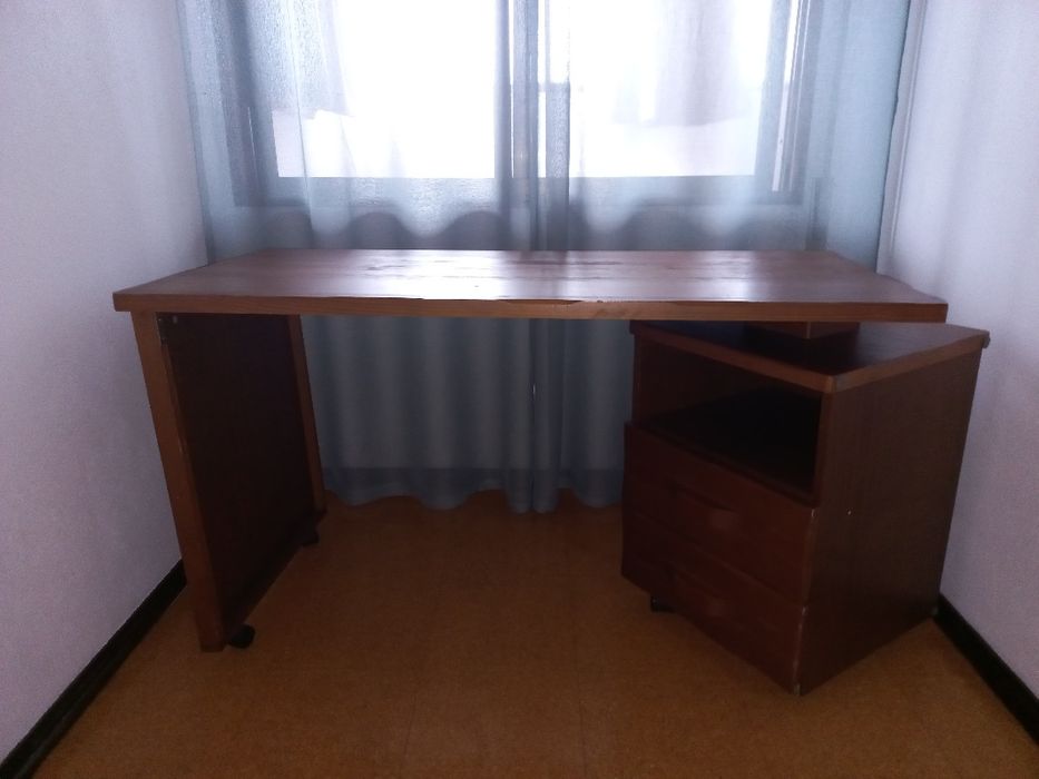 Secretária em madeira maciça