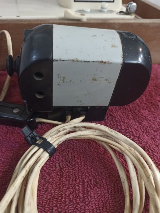 Silnik i pedał do maszyny